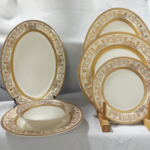طقم القصر الذهبي 24 قطعة 6 اشخاص (TRJ 19005) مع مفرش سفره هدية